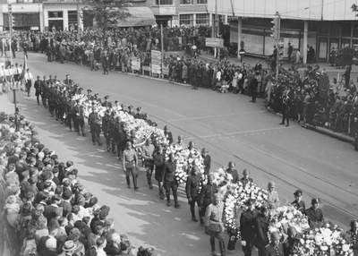 502589 Afbeelding van de stoet met rouwkransen in de Potterstraat te Utrecht ter gelegenheid van de begrafenis van de ...